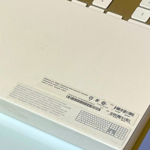 APPLE Magic Keyboard with Numeric Keypad US English White Wireless Chargable - Picture 7 of 8